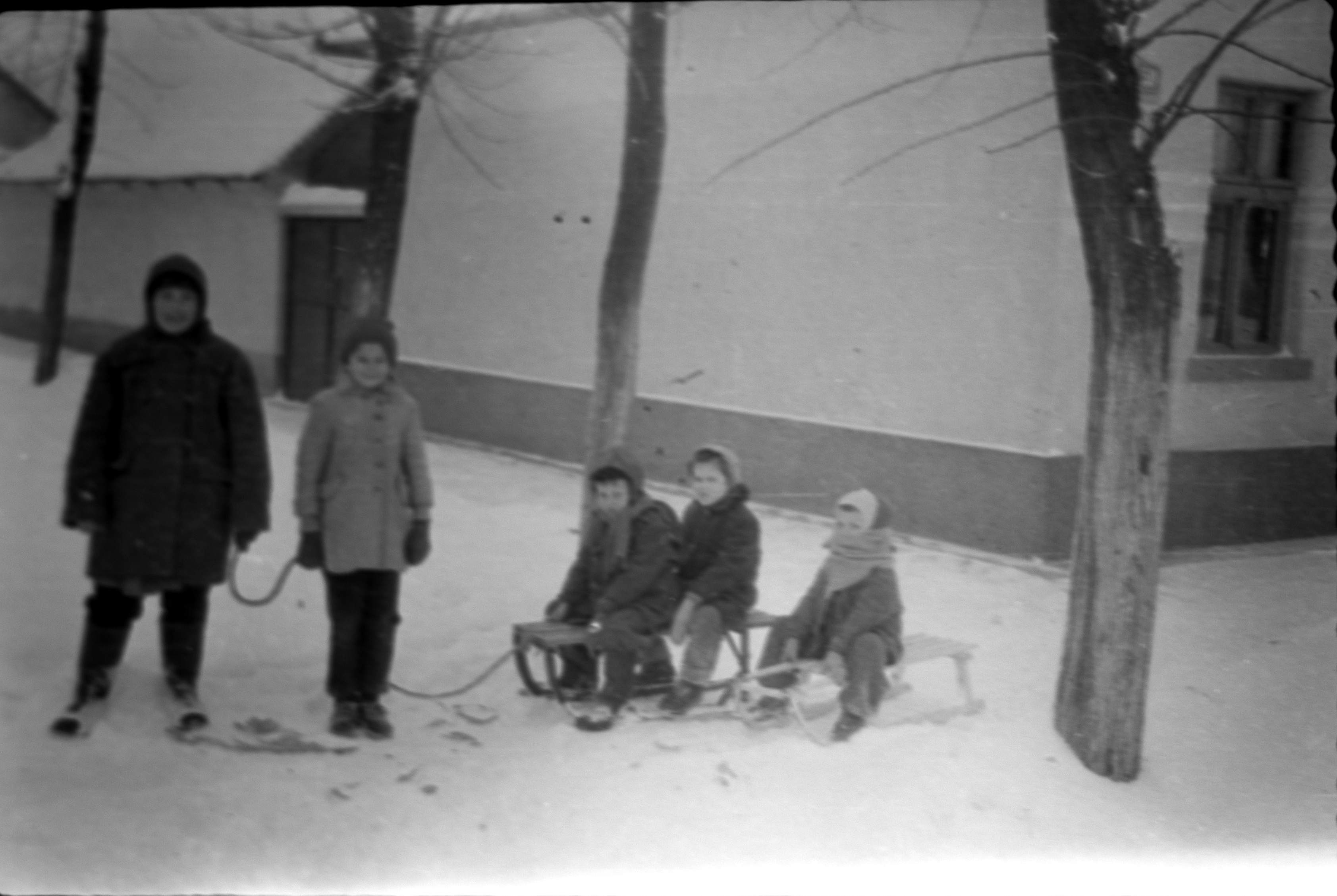 </p>
<p>Калетова кућа. Уочити где се улази, између куће и радионице. Имали су и дрвену капију, негде назад.</p>
<p>С лева надесно, његова сестра, Учубићева старија ћерка, Кале, М. и ја на својим крљавим санкама.